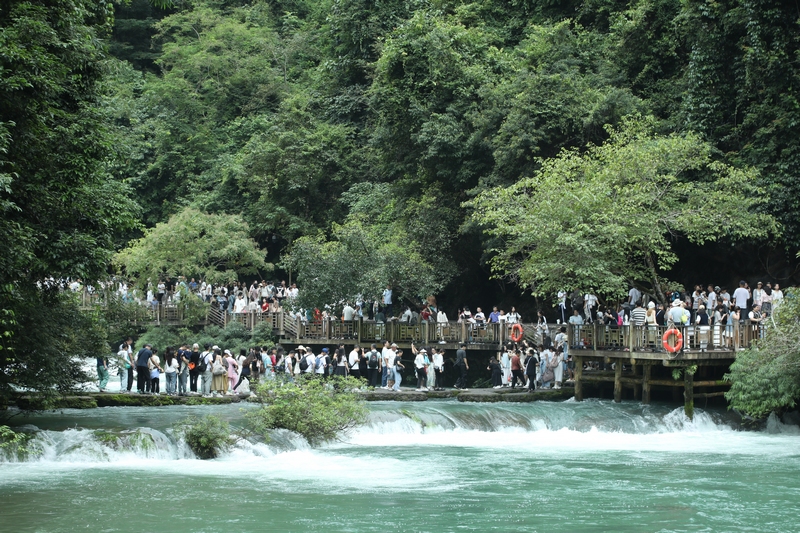 68級跌水瀑布風光瀲滟，游人如織。戴友維攝