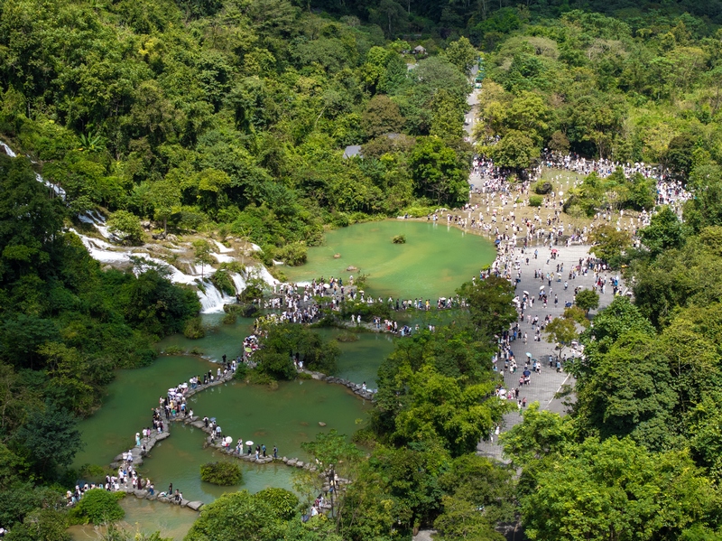 翠谷瀑布人流如織。羅凱攝