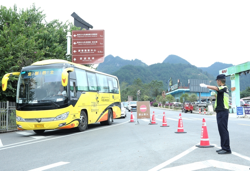 交警在景區東門指揮調度保暢通。戴友維攝