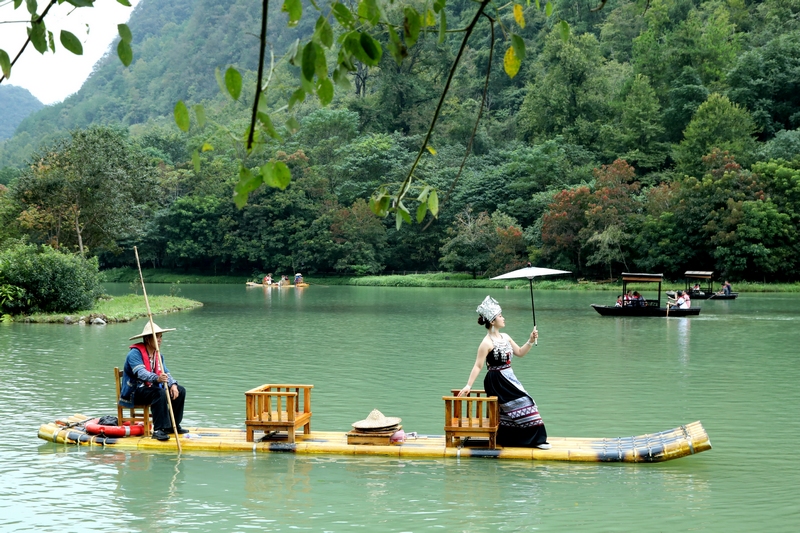 游客穿民族服飾拍照打卡，沉浸于湖光山色間。戴友維攝