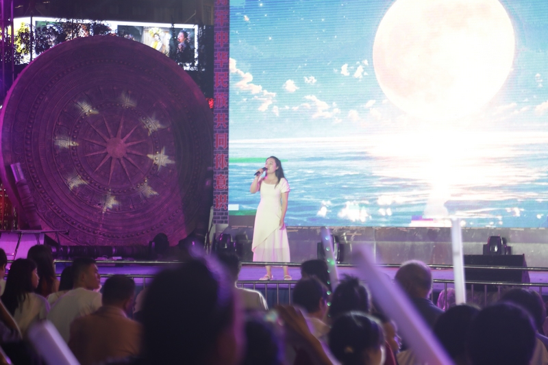 歌曲《不要慌，太陽下山有月光》。