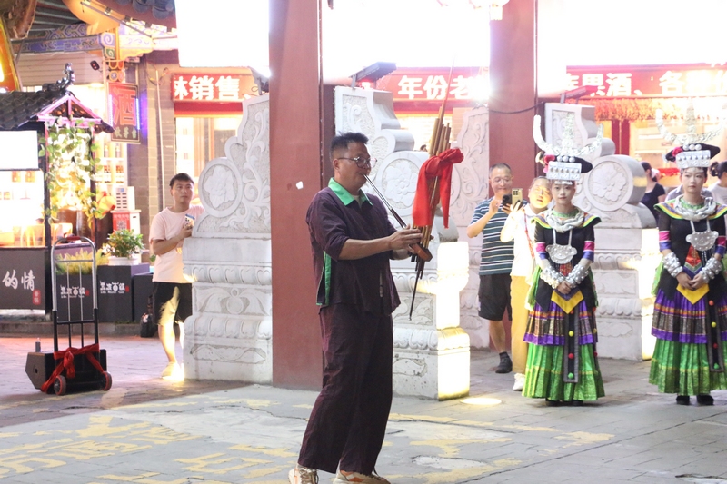 蘆笙獨奏《火車開到苗家寨》。