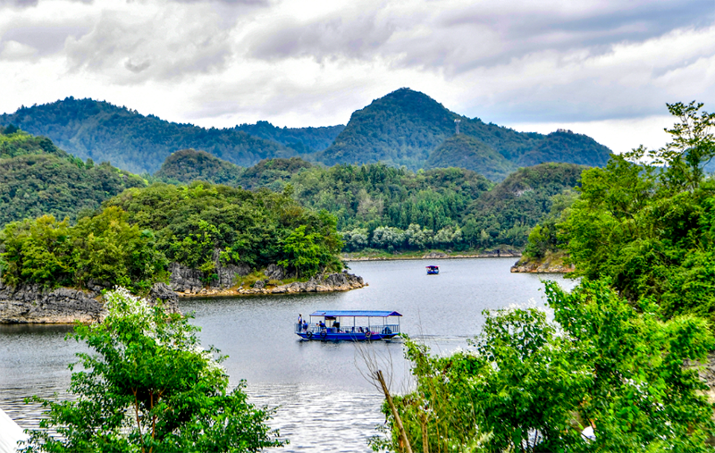 在塞倫斯·勝境民宿，可以坐船賞景。