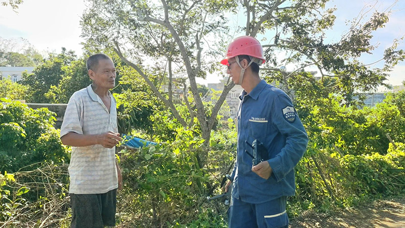 走訪當地村民群眾，了解生產生活用電情況。