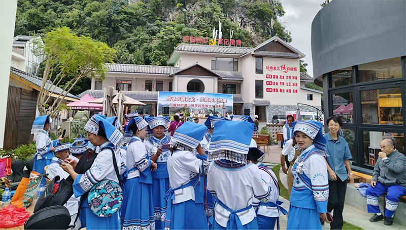 準備登臺演出。