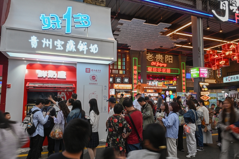 好一多青云市集直營店前 眾多游客爭相購買。吳蔚 攝.JPG