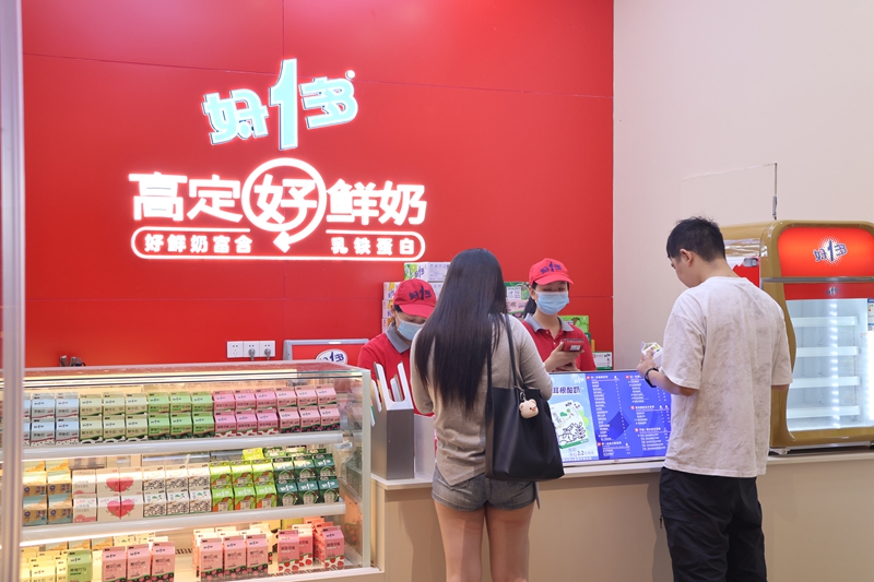 游客在好一多全新開業的籃球主題店購買乳制品。 .JPG