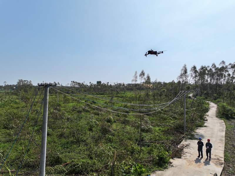 貴州電網搶修隊員正在利用無人機對受損線路進行排查。潘聰 攝.JPG