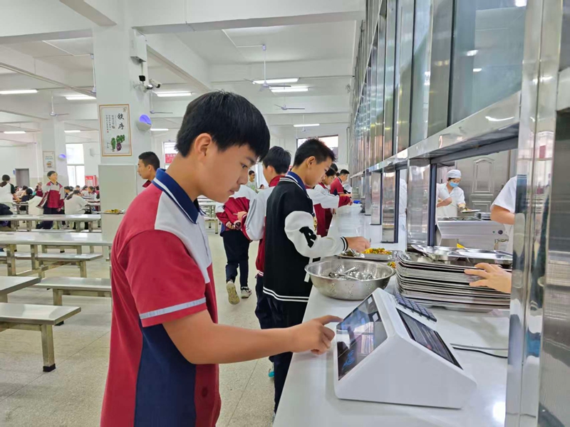 仁懷市第七中學學生用智能團餐機刷臉消費。.jpg