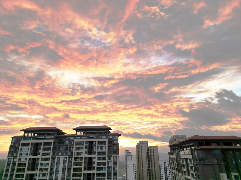 2025年10月8日，清晨的貴州省黔西市蓮城街道，霞光初綻、小城景美。