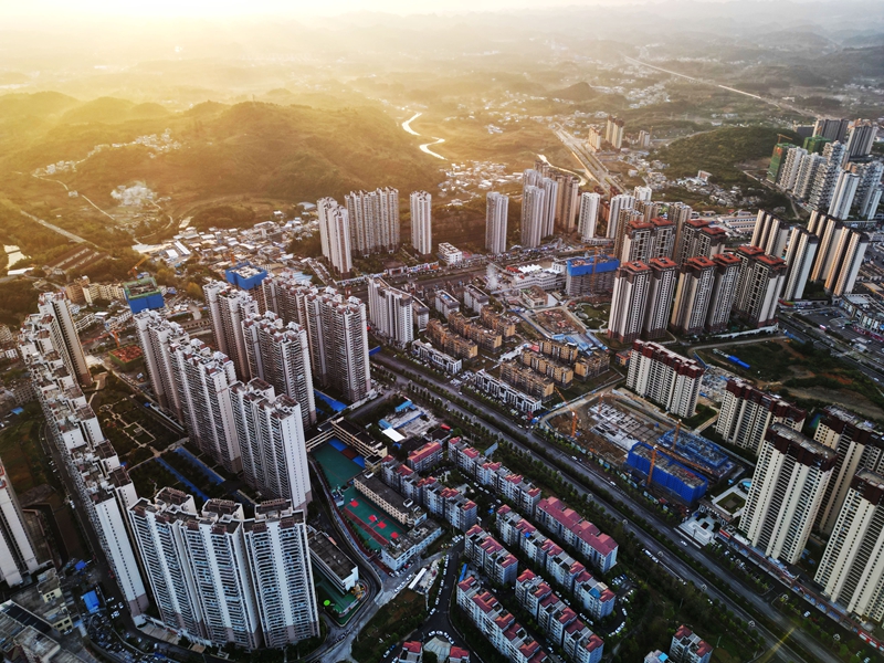 2025年10月8日，清晨的貴州省黔西市蓮城街道，霞光初綻、小城景美。