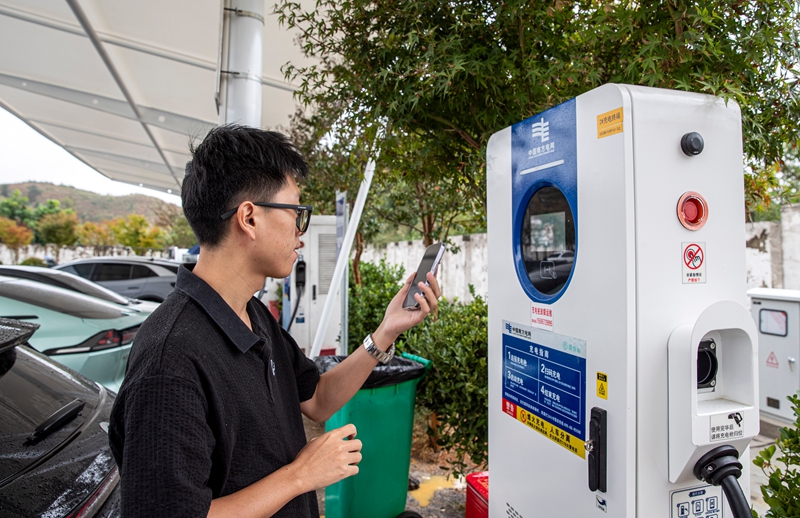 2025年10月7日，貴州S82筑大高速公路西溪服務區，新能源電動車師傅在液冷超級充電樁上掃碼充電。