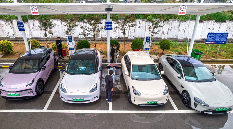 2025年10月7日，貴州S82筑大高速公路西溪服務區，新能源電動車師傅使用液冷超級充電樁充電（無人機照片）。