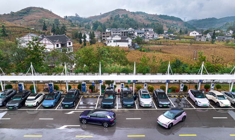 2025年10月7日，貴州S82筑大高速公路西溪服務區，新能源電動車師傅使用液冷超級充電樁充電（無人機照片）。