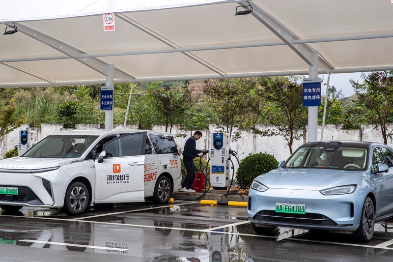 2025年10月7日，貴州S82筑大高速公路西溪服務區，新能源電動車師傅使用液冷超級充電樁充電。