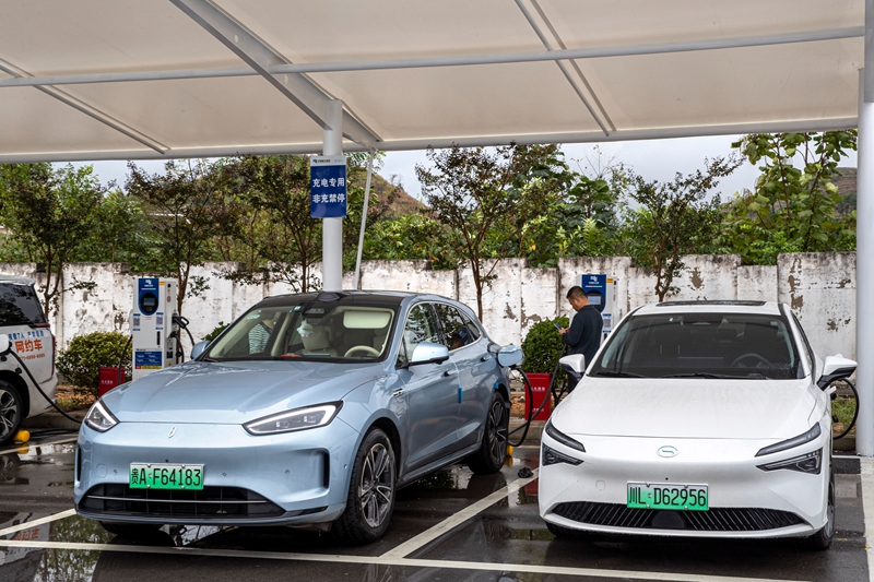 2025年10月7日，貴州S82筑大高速公路西溪服務區，新能源電動車師傅使用液冷超級充電樁充電。