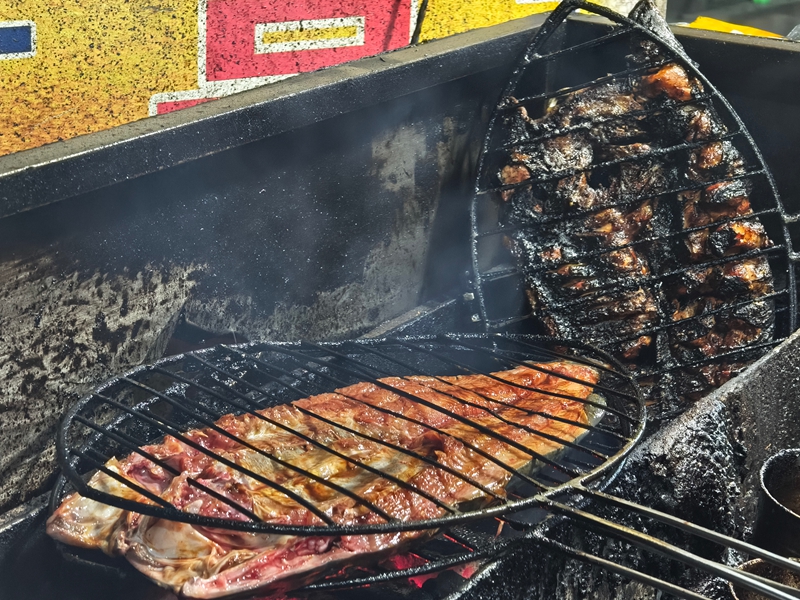 老板正在用炭火慢慢烤制烤魚 蔡昀 攝.jpg