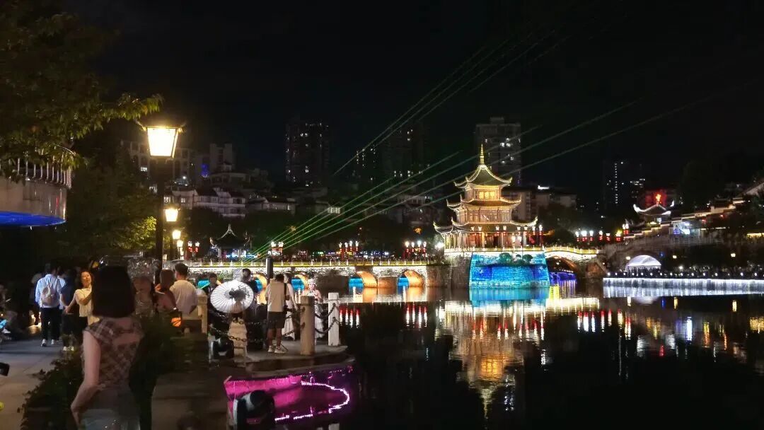 甲秀樓夜景。