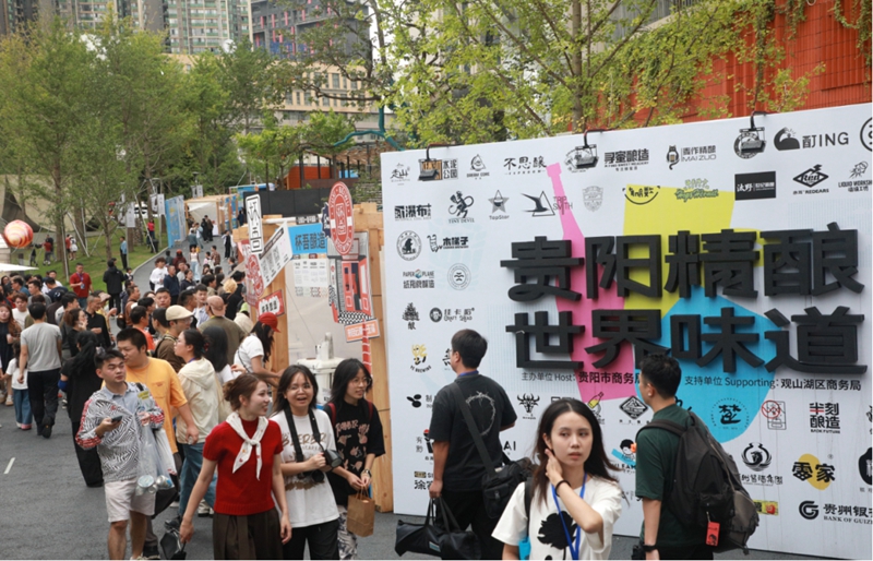 4、市民和游客在阿云朵倉享受愜意假期。 觀山湖區融媒體中心 供圖.jpg