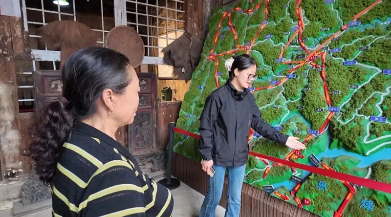 解說員正在給游客講解中央紅軍南渡烏江的歷史。胡鳳至 攝.jpg