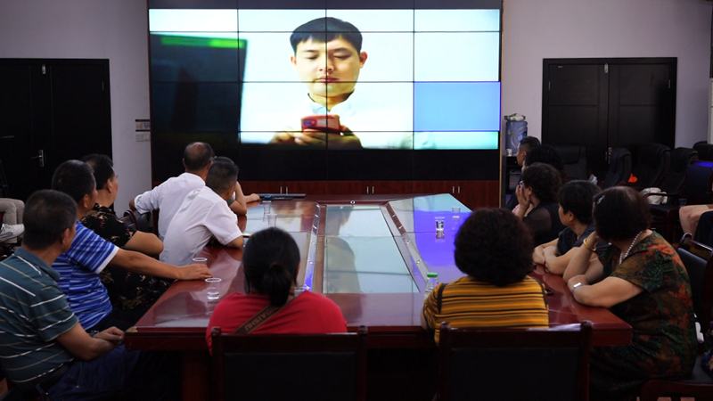 在婁山關街道西流水社區，一場別開生面的“以案釋法”觀影活動吸引了眾多居民。