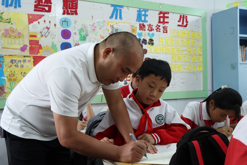 在桐梓縣海校街道中心學校，老師們利用課后服務時間，耐心地對學生進行作業輔導和學習方法指導。王琨榮攝.JPG