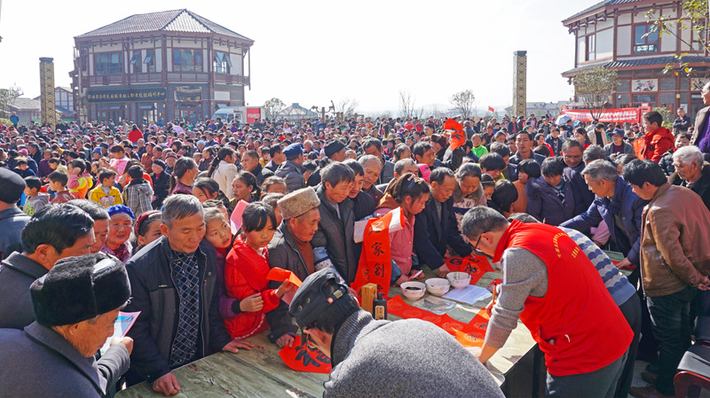 2020年1月16日，畢節市文藝惠民活動在黔西縣城錦繡家園舉行。張虎攝