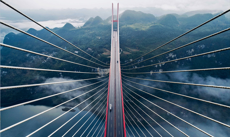 山河飛躍。李進攝