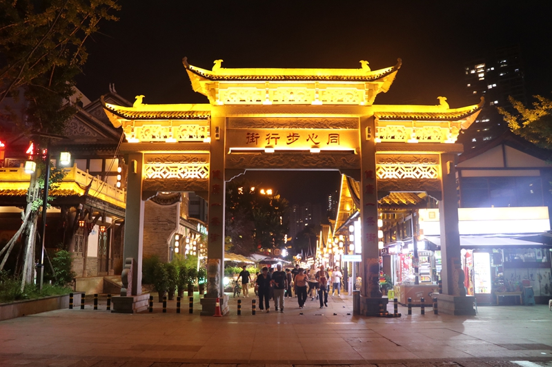 畢節同心步行街人流攢動 李金苗 射.JPG