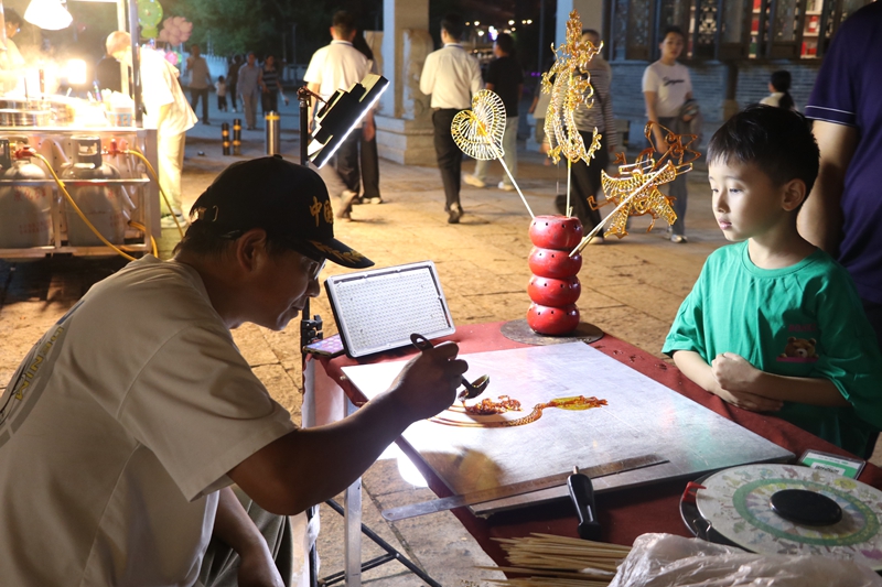 畢節同心步行街人流攢動 市民在品嘗各種美食 李金苗 射.JPG