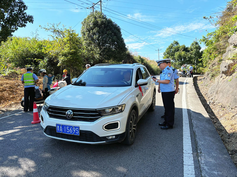 石阡縣公安局交警大隊持續開展路檢路查。