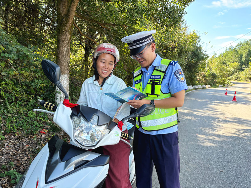 石阡縣公安局交警大隊持續開展路檢路查。