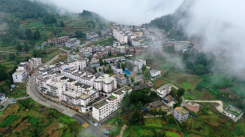 薄霧籠罩下，井壩村展現出蓬勃的發展活力。羅金 攝.jpg