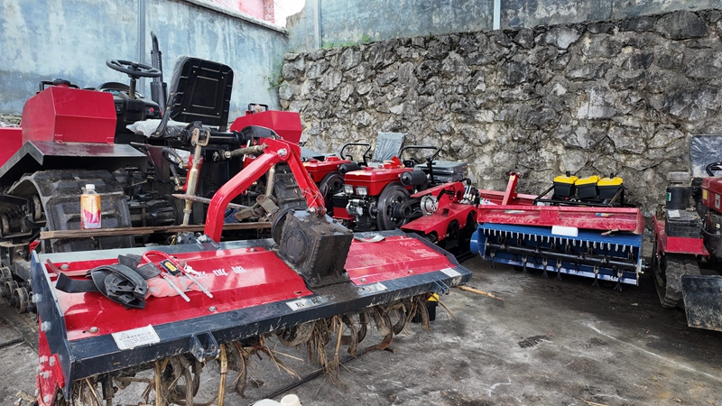 農機庫房里嶄新農機整齊排列，助力生產。羅金 攝.JPG