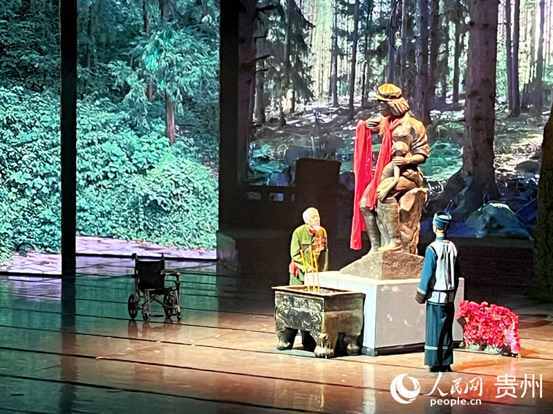 大型紅色雜技劇《追隨》在遵義首演。人民網 陳潔泉攝 