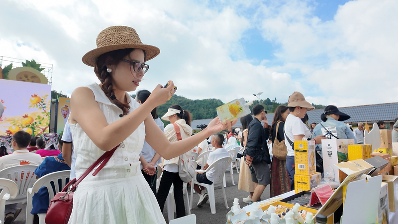 網絡博主正在分享刺梨產品。