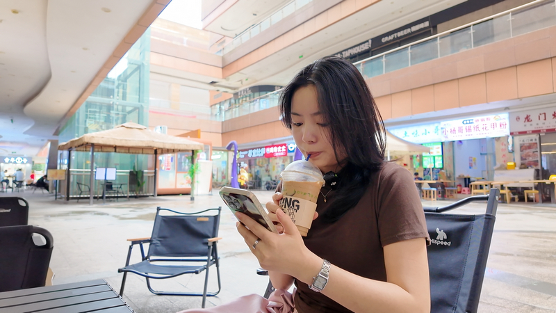 消費者正在品嘗刺梨咖啡。