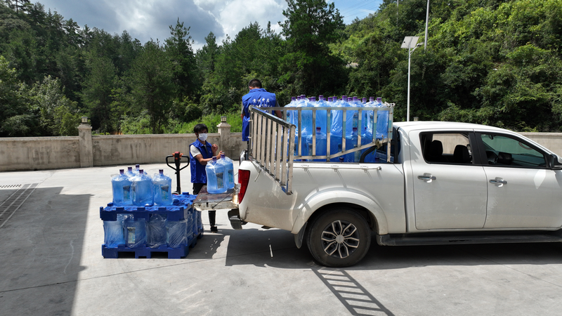 工人在搬運水桶。