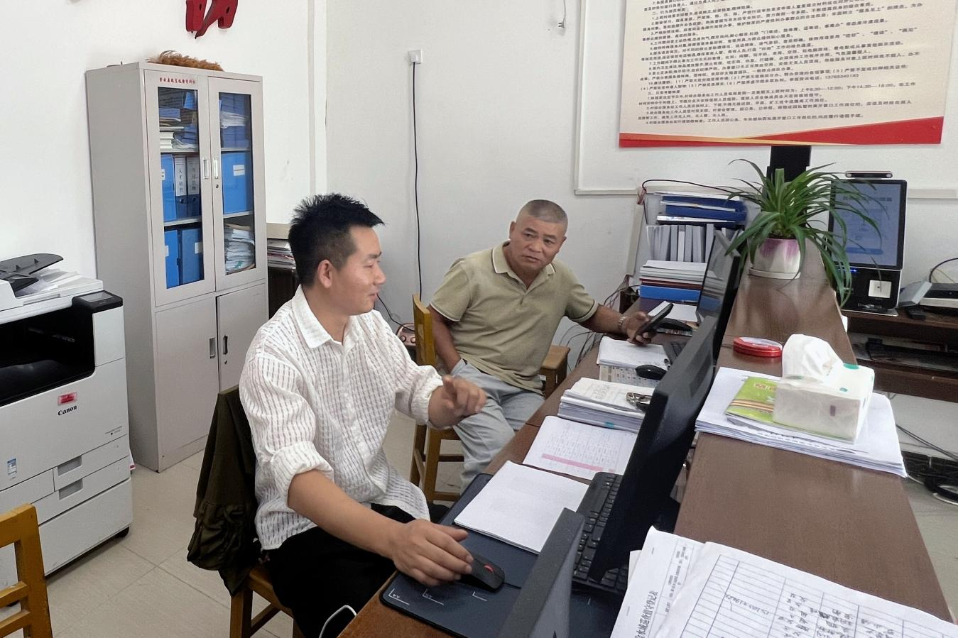 圖為雞場鄉聯興村村委委員、村黨組織書記后備力量王園在紫云縣貓營鎮黃鶴營村進行跟崗鍛煉。