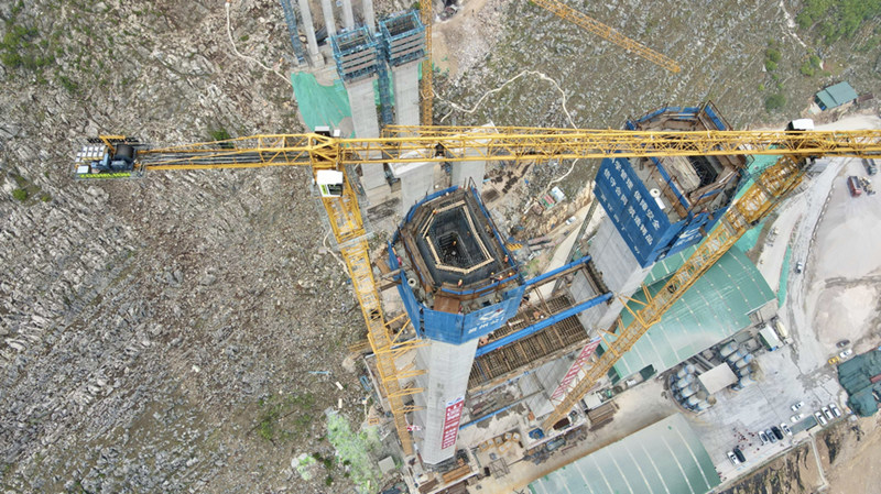 正在建設中的花江峽谷大橋。