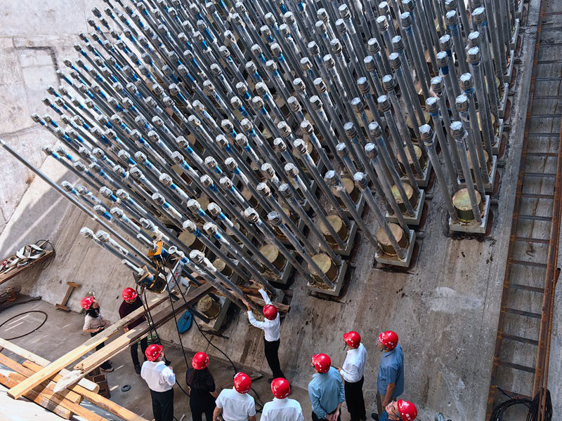 來自貴州交通職業大學的專家團隊在花江峽谷大橋考察調研。