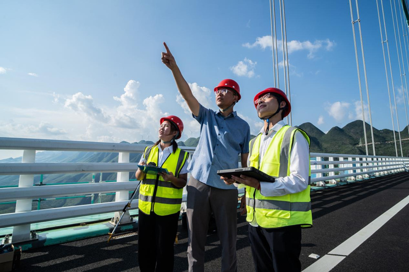 馬宗源在花江峽谷大橋給學生現場授課。  