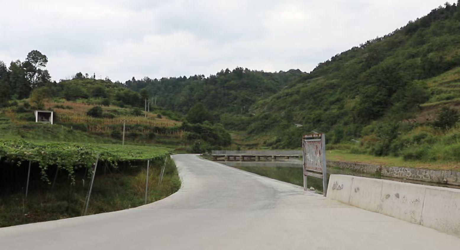 清澈的河水、整潔的步道。彭垚攝