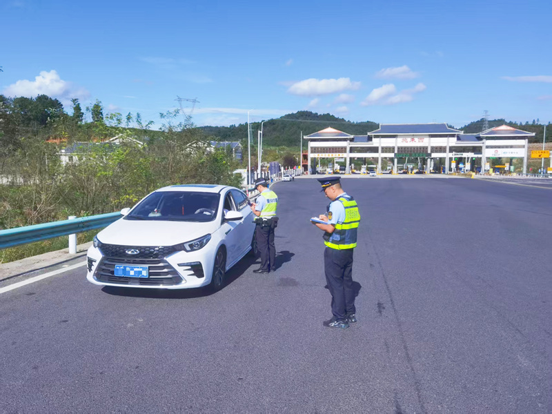 2025年10月7日，交通執法人員在S36玉盤高速施秉服務區上行開展運政執法檢查。蒙月攝