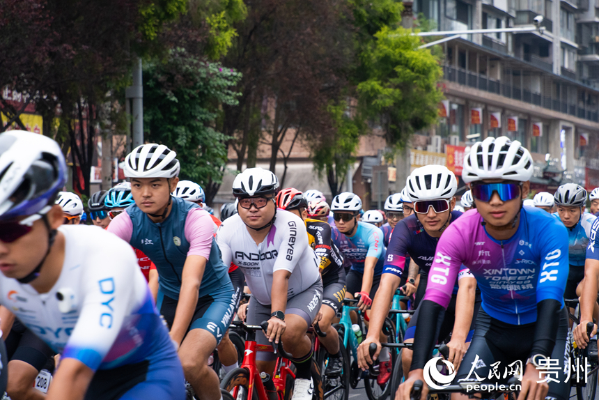 2025第九屆“多彩貴州”自行車聯賽（赤水站）比賽現場。人民網記者 涂敏攝
