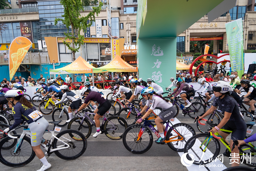2025第九屆“多彩貴州”自行車聯賽（赤水站）比賽現場。人民網記者 涂敏攝