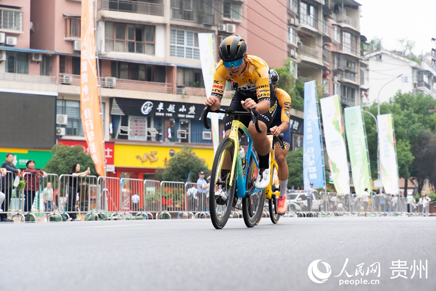 2025第九屆“多彩貴州”自行車聯賽（赤水站）比賽現場。人民網記者 涂敏攝
