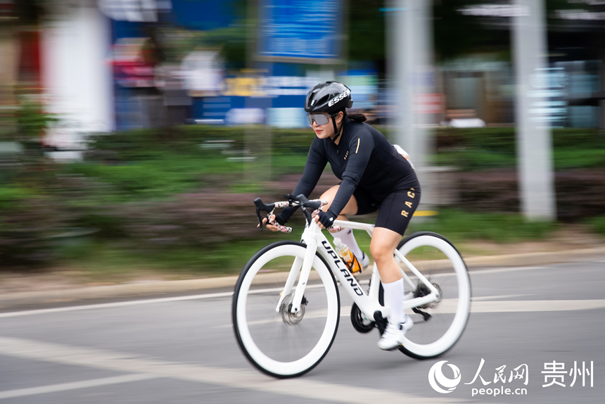 2025第九屆“多彩貴州”自行車聯賽（赤水站）比賽現場。人民網記者 涂敏攝