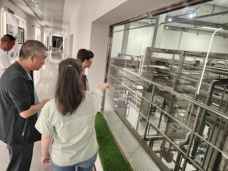 圖為:工作人員深入生產車間開展檢查工作1