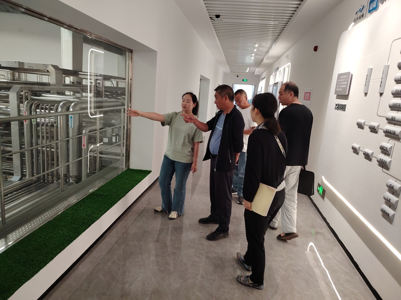 圖為:工作人員深入生產車間開展檢查工作3